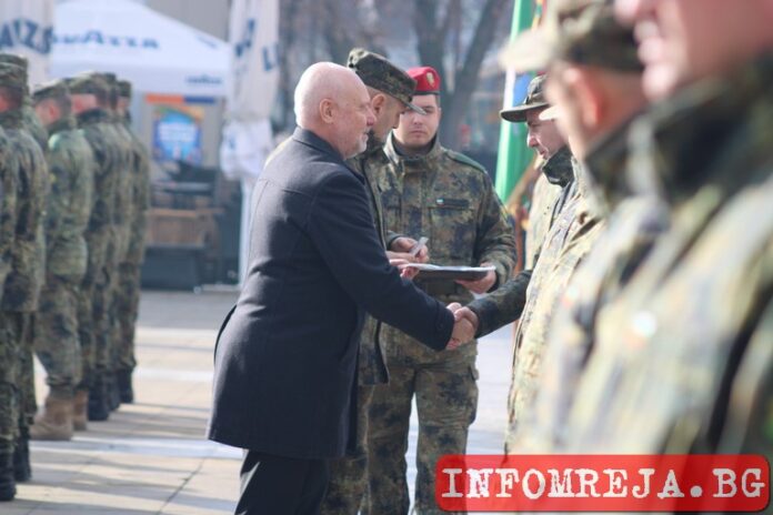В центъра на Благоевград: Наградиха военни, били на мисия в Косово
