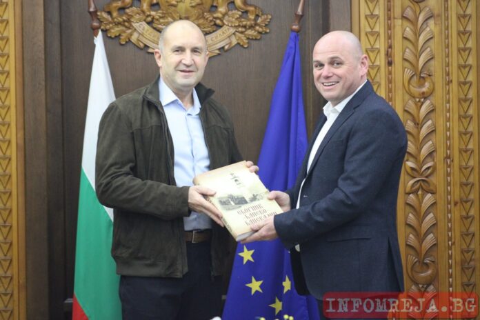 Кметът на Банско подари на президента Библията на банския език и култура