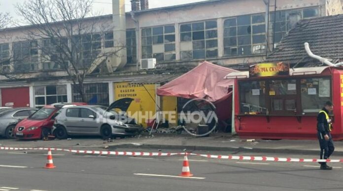 Кола се заби в павилион и помете паркирани автомобили в Стара Загора