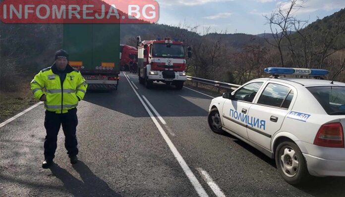 ПТП между лек автомобил и ТИР затвори Е-79 край Кресна