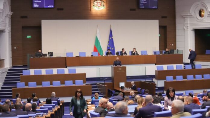 „Възраждане” изключи трима депутати от групата си в парламента