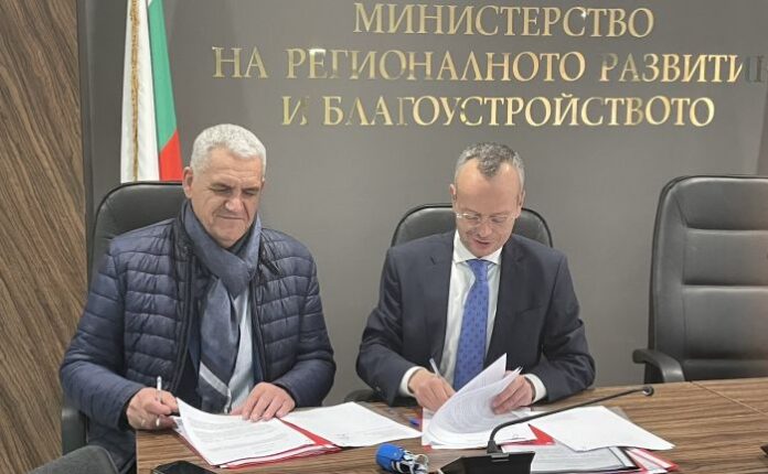 Байкушев подписа първите споразумения: С 8 млн. лв. ремонтират 7 общински обекта