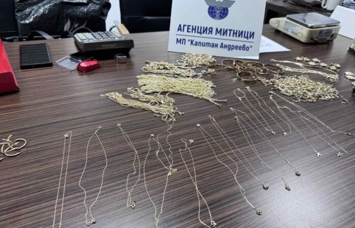 Нервен пътник се издаде: Откриха в еластичен колан злато за над 80 хил. лв.