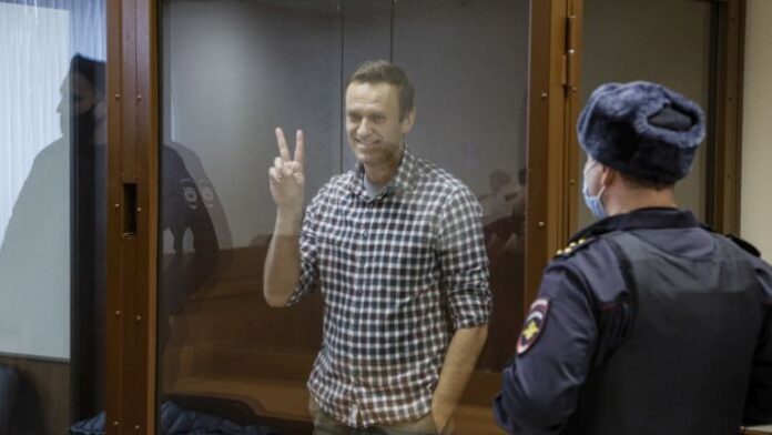 Властите в Русия арестуваха стотици хора, отдали почит на Навални