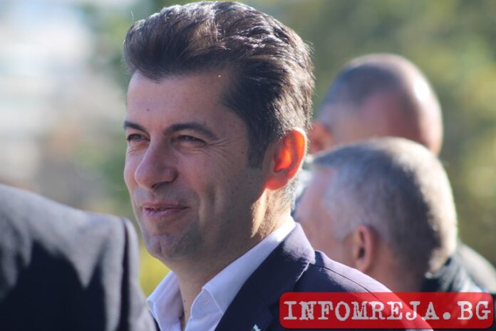 Петков: Няма да се наведем, не приемаме да ни чертаят червени линии