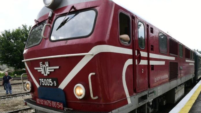 Родопската теснолинейка се удари в скали