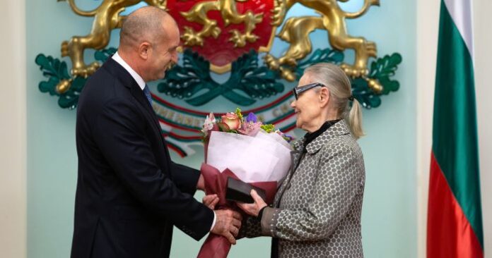 Радев удостои Цветана Манева с Почетния знак на президента