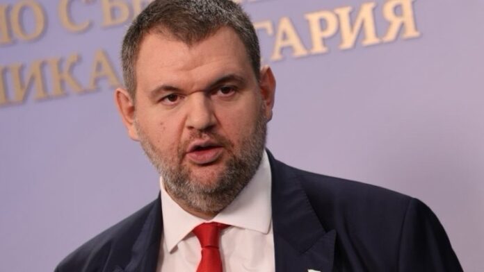 Пеевски: ПП трябва да го преживеят, МВнР е на ГЕРБ, Борисов ще реши кой да е министър