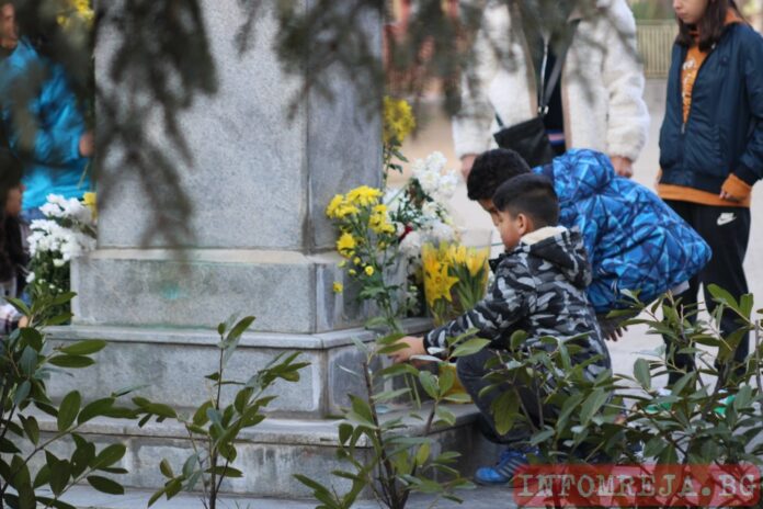 Ученици от Благоевград рецитираха пред очите на Апостола