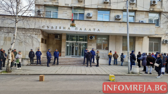 Граждански протест в подкрепа на Методи Захаринов пред съда в Кюстендил