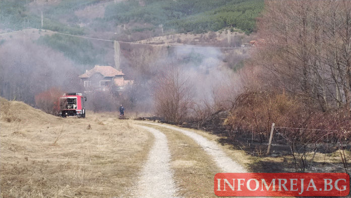 Пожар бушува край кюстендилското село Жиленци, 2 екипа гасят пламъците