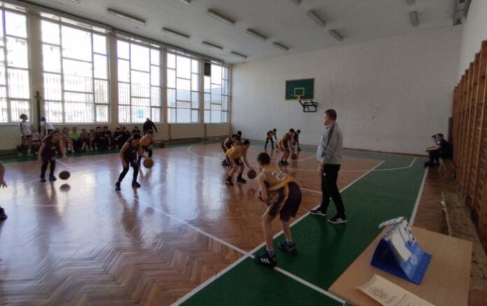 Нови физкултурни салони и спортни площадки в близо 500 училища