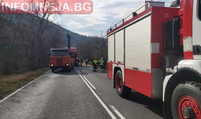 В тежко състояние са двамата пострадали на Е-79 при Кресна