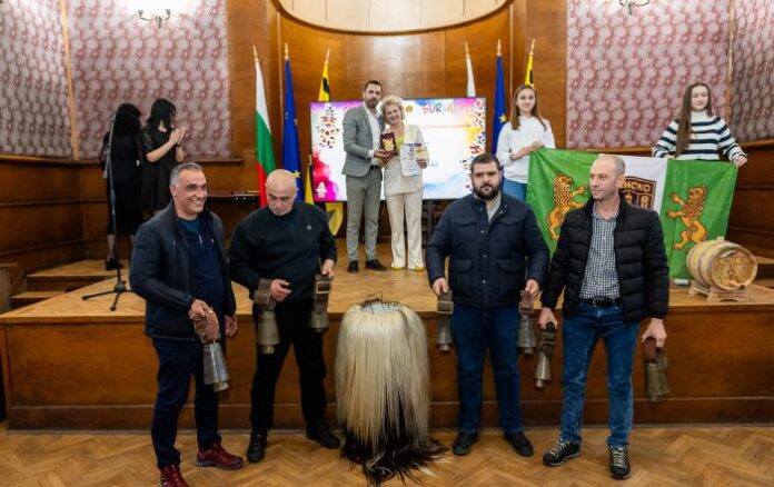 Златната маска от „Сурва“ пристигна в Банско