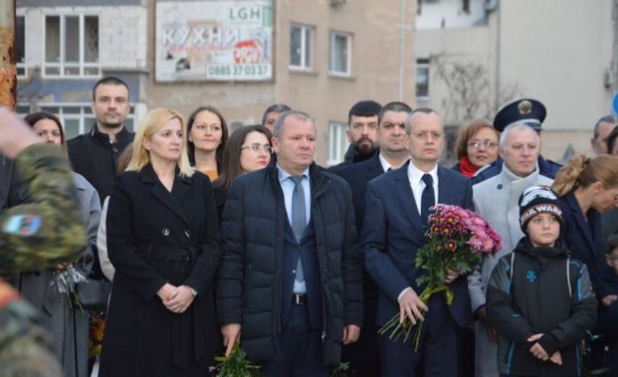 С горящи факли и склонени глави: Благоевградчани отдадоха почит към подвига на Левски