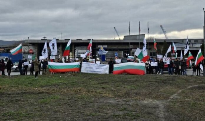 Привърженици на "Възраждане" блокираха подхода към пристанище Варна - Запад