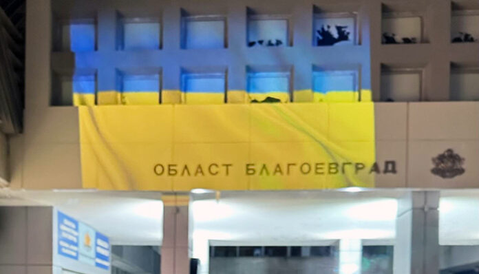 Цветовете на украинския флаг осветиха знакови сгради у нас