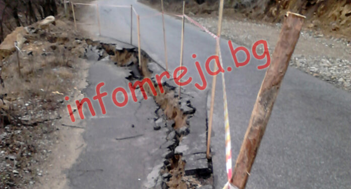 10-метрова дупка подкопа пътя за Жижево