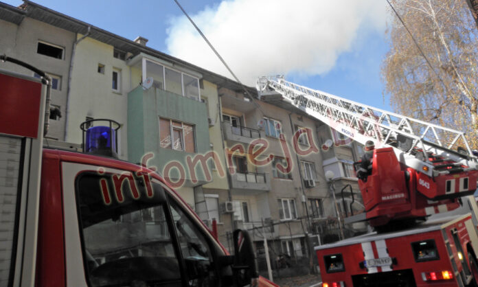 100 кв. метра покривна конструкция са изгорели при пожара в жилищната кооперация на улица 