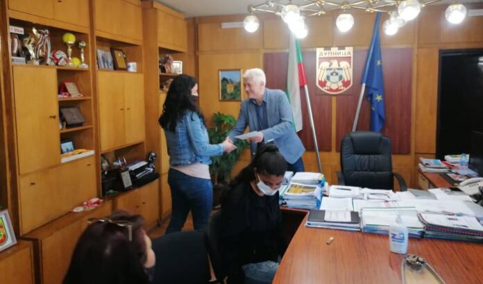 12 абитуриенти получиха финансова помощ от Община Дупница