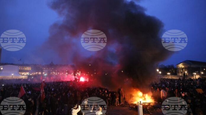 120 задържани при протести в Париж срещу пенсионната реформа