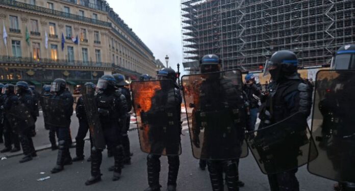 123-ма полицаи са ранени при протестите във Франция