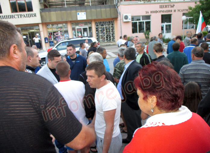 130 души се събрха на площада в Гърмен половин час преди протеста
