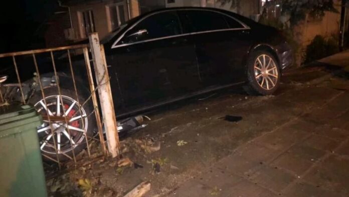 14-годишен подкара луксозна кола и се заби в ограда