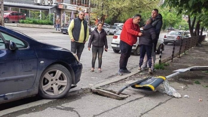 14-годишен заби кола в спирка в София