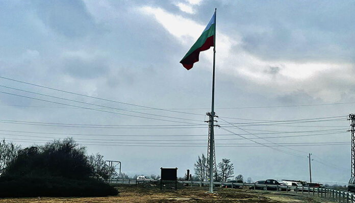 145 знамена красят разложките домове