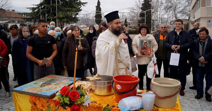 15-годишно момче извади богоявленския кръст в Струмяни