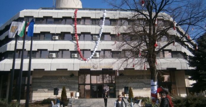 15-метрова мартеница украси сградата на Община Дупница