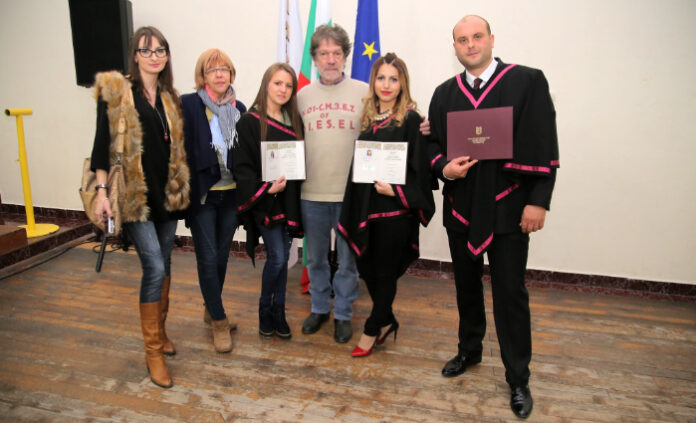 150 абсолвенти получиха дипломите си от Факултета по изкуствата на ЮЗУ „Неофит Рилски“