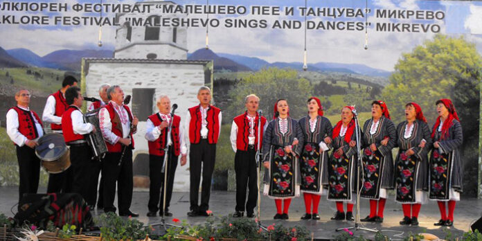 1500 участници от над 23 общини и 11 ансамбъла от 8 държави в „Малешево пее и танцува” - Микрево 2012