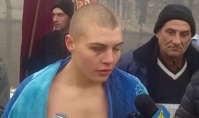 16-годишен рожденик хвана богоявленския кръст в Кюстендил