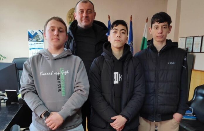 16-годишни младежи от силистренско село предадоха в полицията портфейл с пари