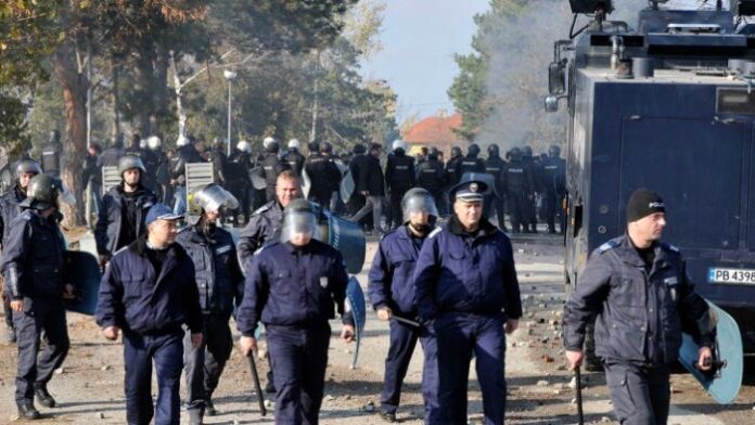 16 ранени при бунта в Харманли