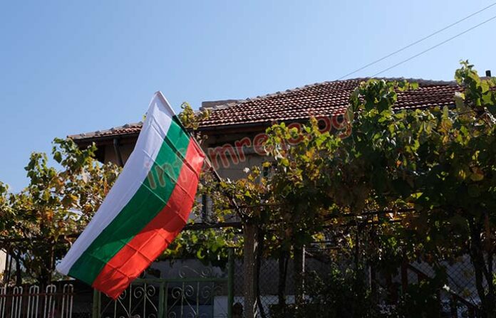 17-годишен младеж запали българското знаме