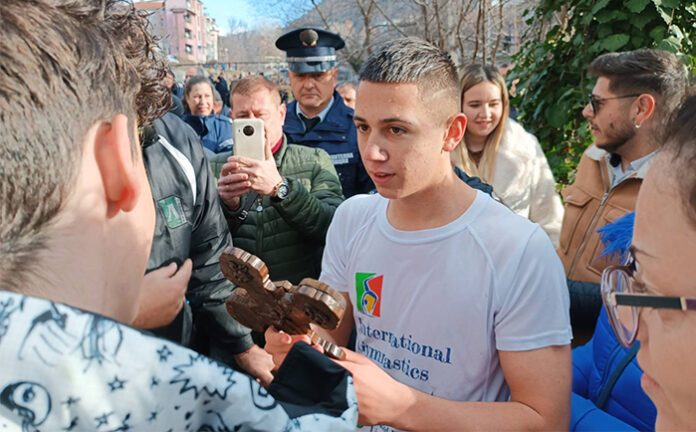 17-годишен ученик хвана богоявленския кръст в Благоевград