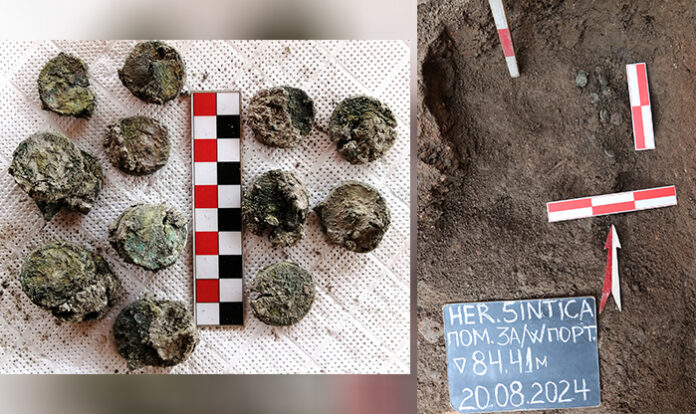 18 бронзови римски монети откриха в гроб на малко дете на форума на Хераклея Синтика