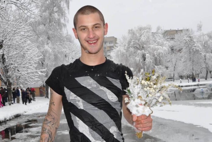 19-годишният Мартин Палев хвана кръста на Йордановден в Разлог