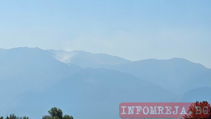 20 пожарникари и горски доугасяват пожара в Рила