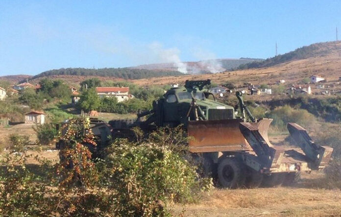 20 военни с 4 машини помагат за окончателното потушаване на пожара край Сливен