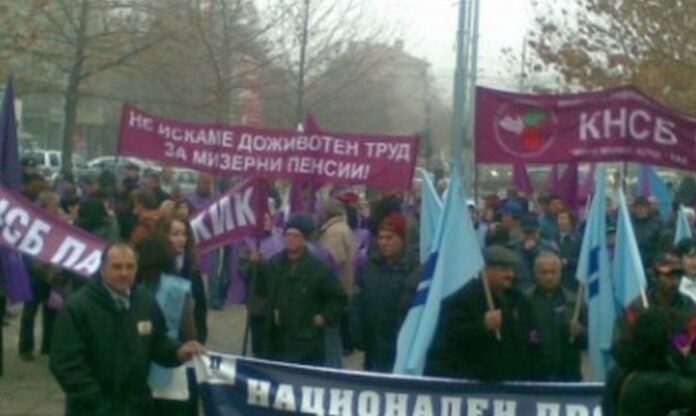 200 души освиркват Борисов и правителството в Пловдив