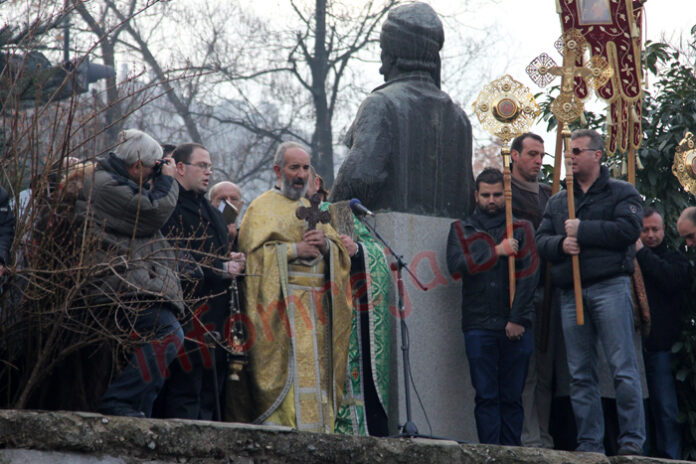 25-годишният Владимир Дончев грабна кръста на Богоявление в Благоевград