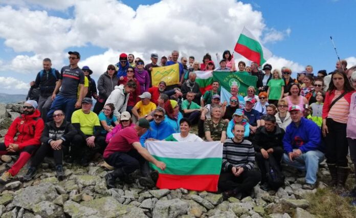 250 туристи от две държави из девствените кътчета на Милевската планина
