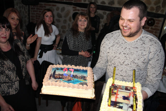 27 целувки за 27-ия рожден ден на Слави Стойчев (СНИМКИ)