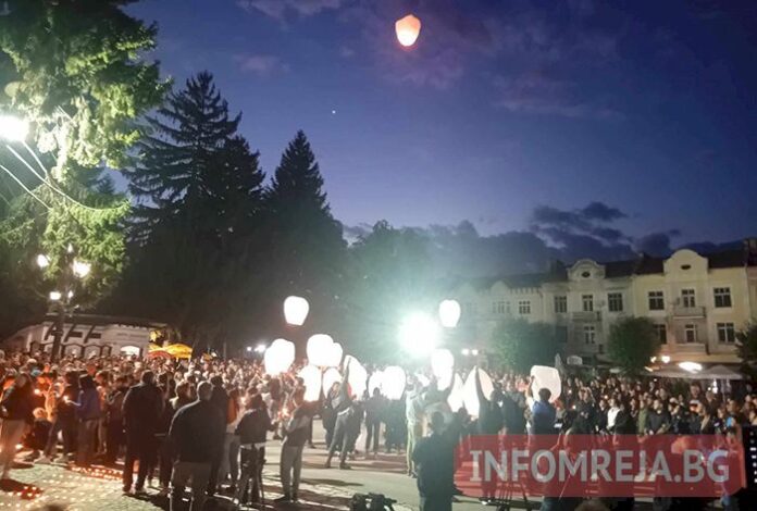 28 фенера полетяха в небето над Разлог в памет на Венцислав Дункин