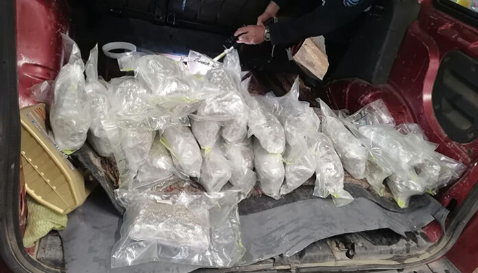 28 пакета с марихуана в резервоара на кола намериха митничарите