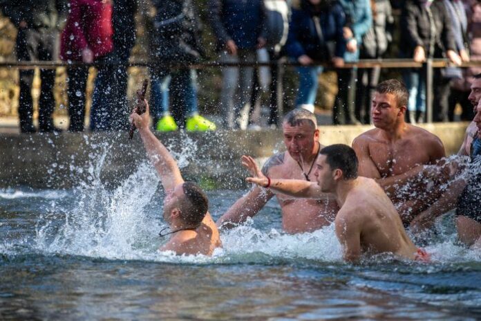 29-годишният Димитър спаси Богоявленския кръст в Перник